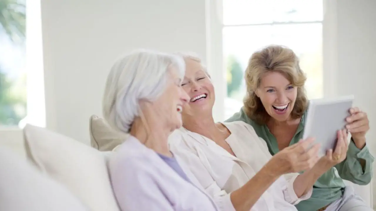 Read more about the article 8 Essential Habits To Build Lasting Friendships As You Grow Older